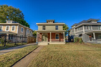 Building Photo - Beautifully renovated, spacious, 4/3 in th...