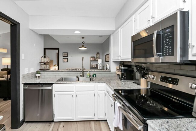 Building Photo - Updated 2BR/2BA Gem Minutes from Downtown Columbia!