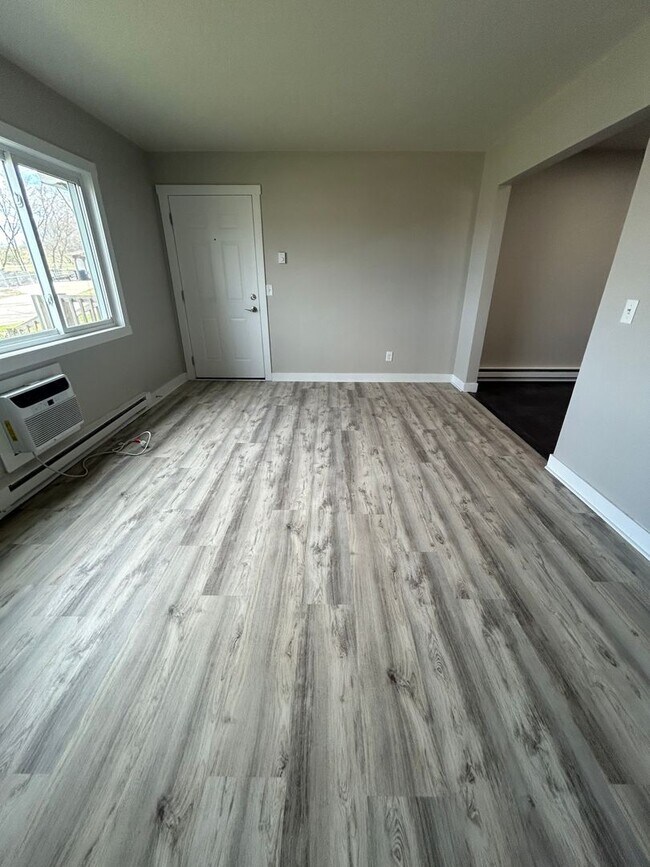 Building Photo - Recently Renovated 2 Bedroom Apartment