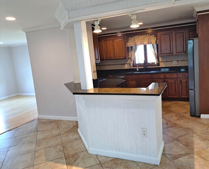 Building Photo - 158 Baker St