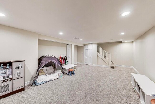 Building Photo - 511 S Dwyer Ave