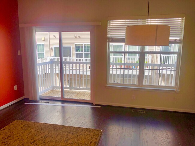 Building Photo - Spacious 2 BR/2.5 BA Townhome in Beltsville!