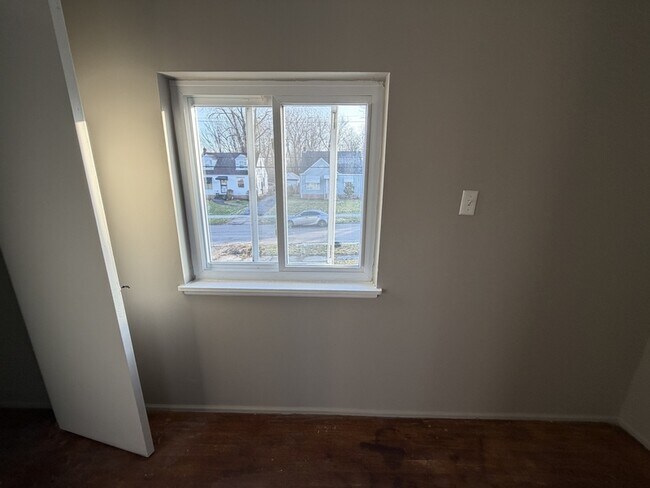 Building Photo - 4300 E 175th St