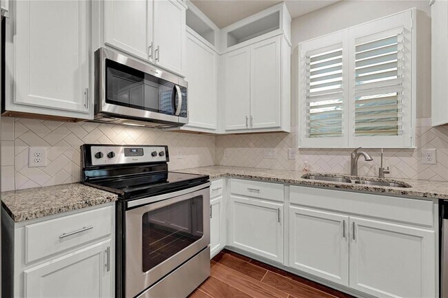 Building Photo - 3310 Pine Chase Dr