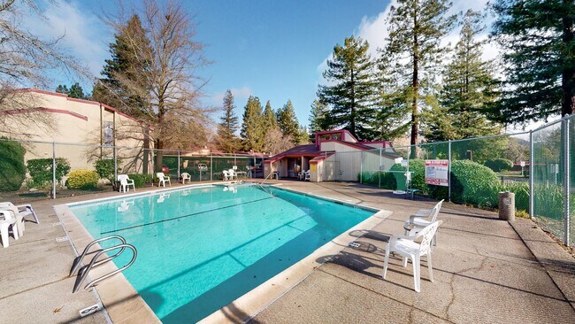 Building Photo - Spacious and Bright 1 Bedroom 1 Bath end unit at Redwood Village!