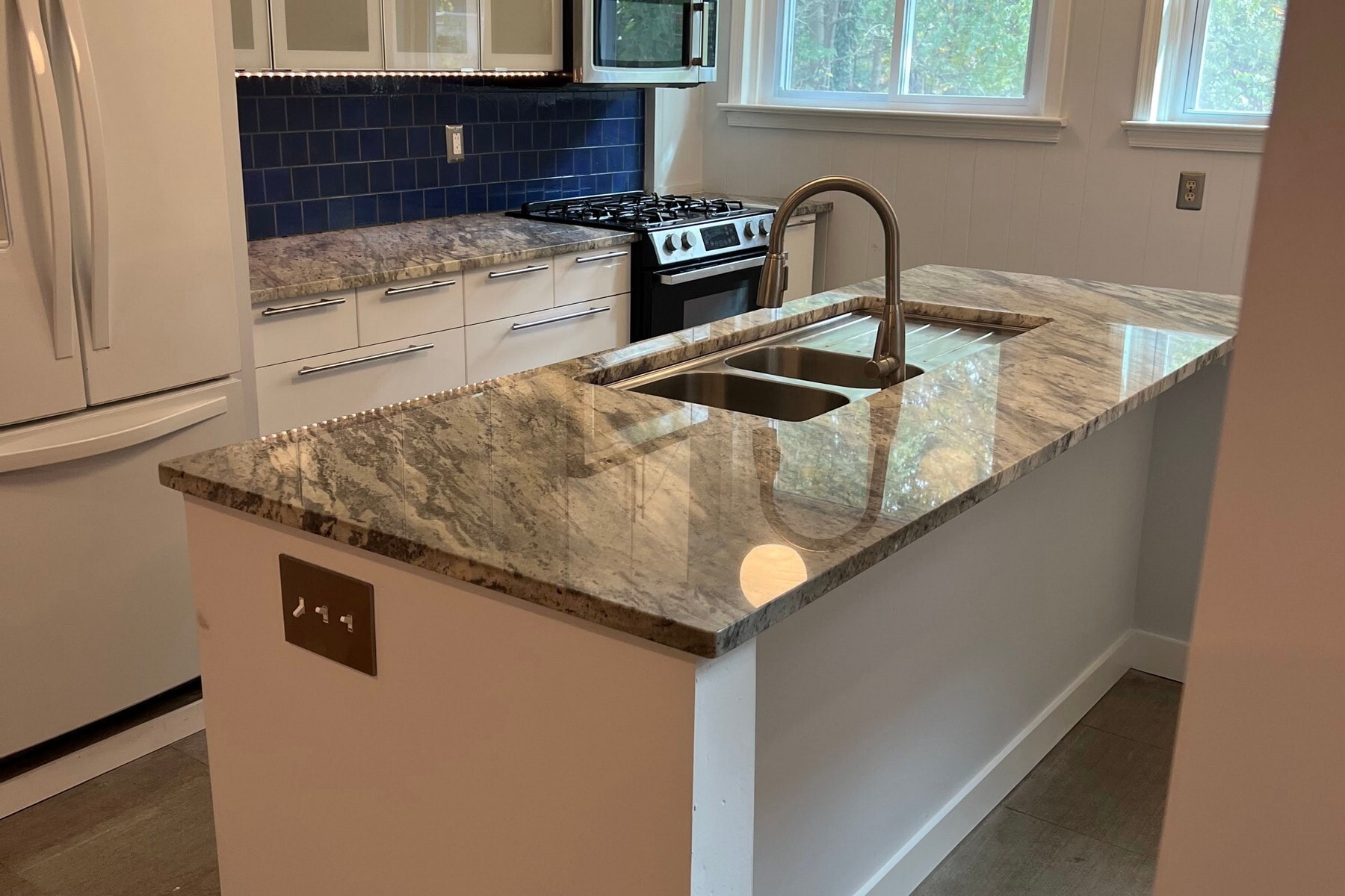 Building Photo - 110 E Roumfort Rd