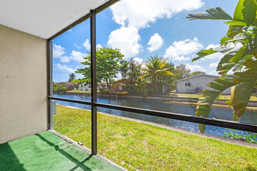 Screened Porch - 111 Royal Park Dr