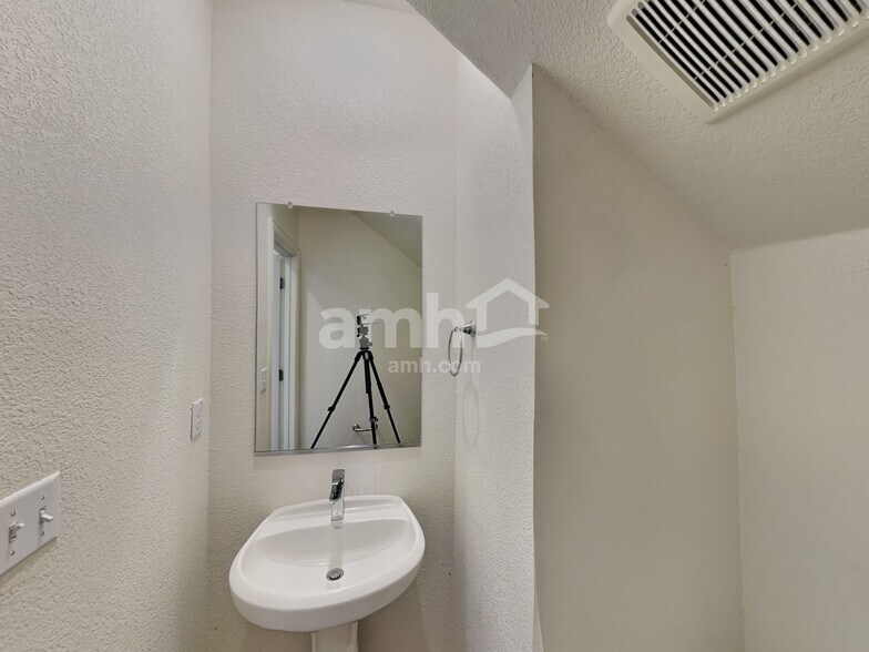 Building Photo - 2708 Geronimo Creek