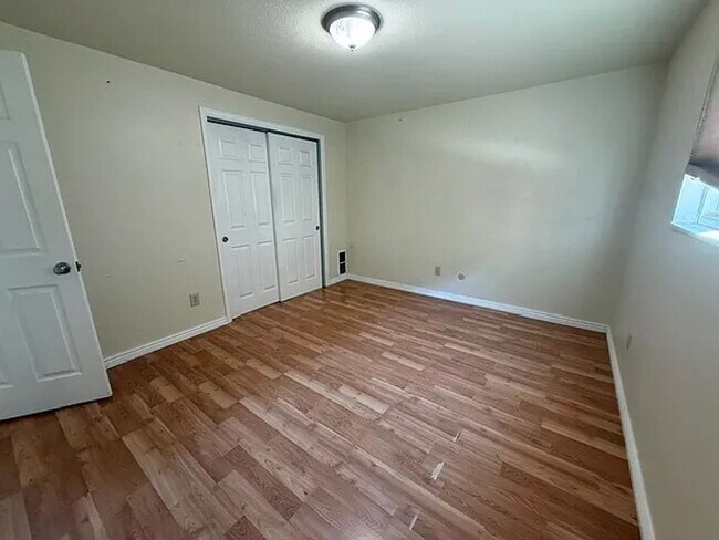 Building Photo - 2-Bed/1.5-Bath Longmont Townhome