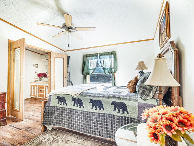 Building Photo - 352 Spring Rd