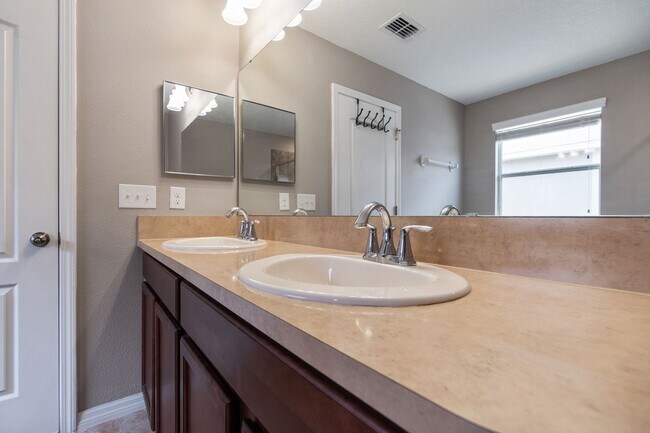 Building Photo - PENDING APPLICATION- Beautiful 3/2.5 Energ...