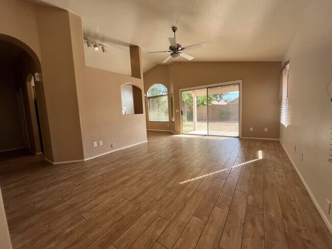 Building Photo - 2 BEDROOM PLUS DEN NEAR ARROWHEAD SHOPS