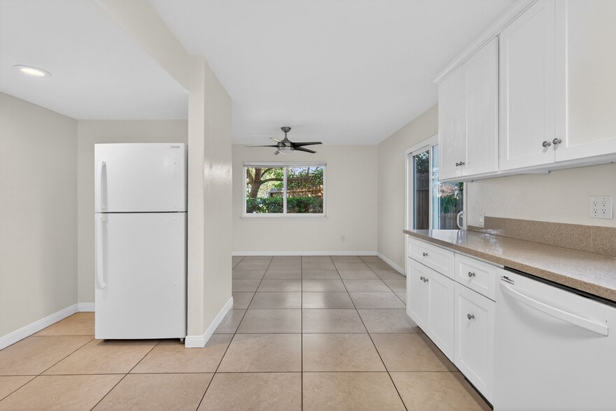 Building Photo - 2884 La Salle Ave