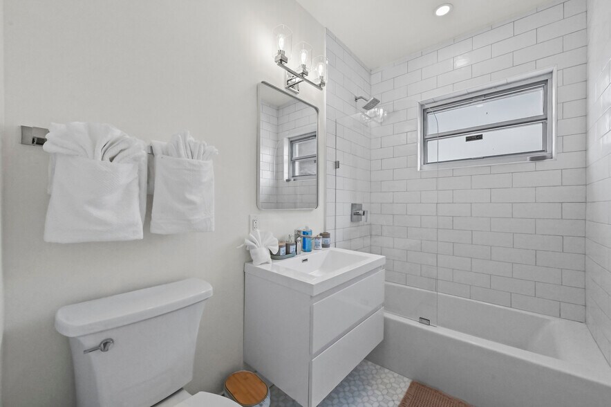 bathroom 1 - 3400 Parker Ave