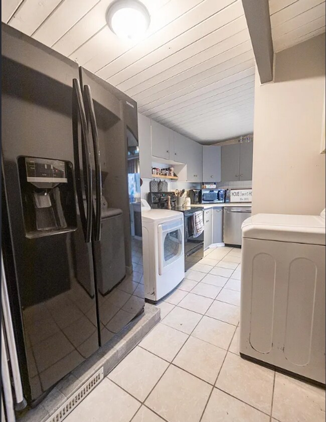 Building Photo - Don't miss out on calling this property your new home!