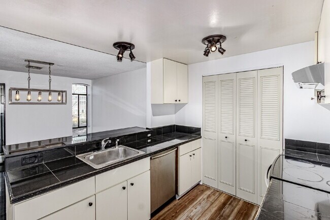 Building Photo - Three Bed / Two bath at the Cherry Creek P...