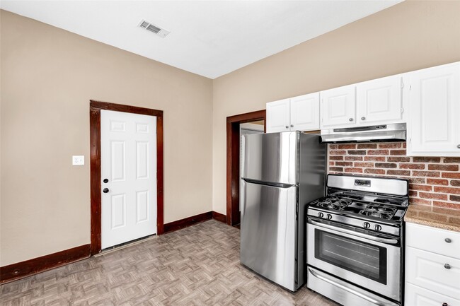 Building Photo - 3010 Avenue Q