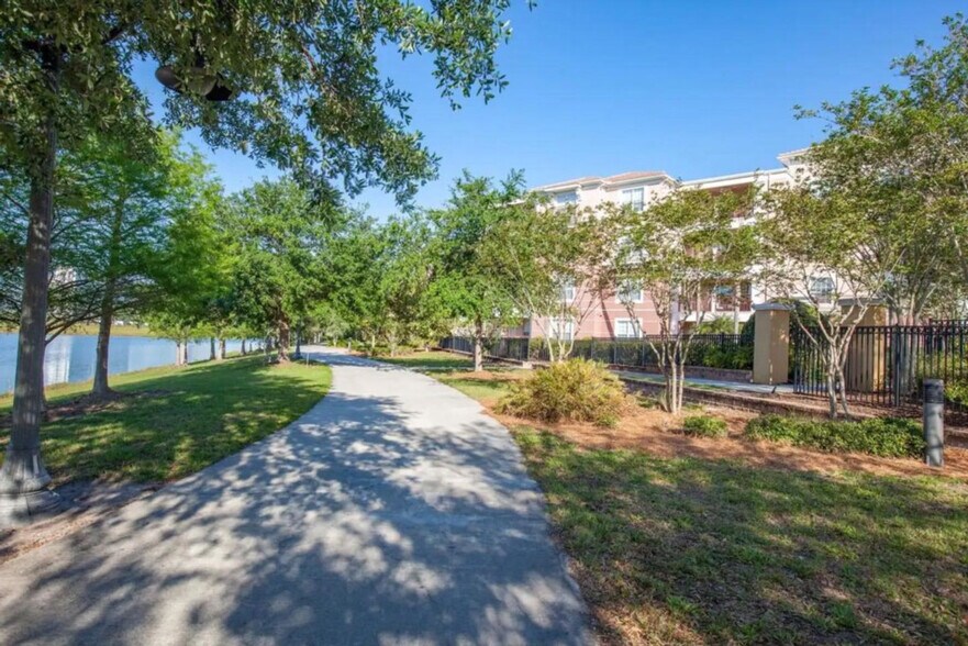 Building Photo - 4001 Breakview Dr