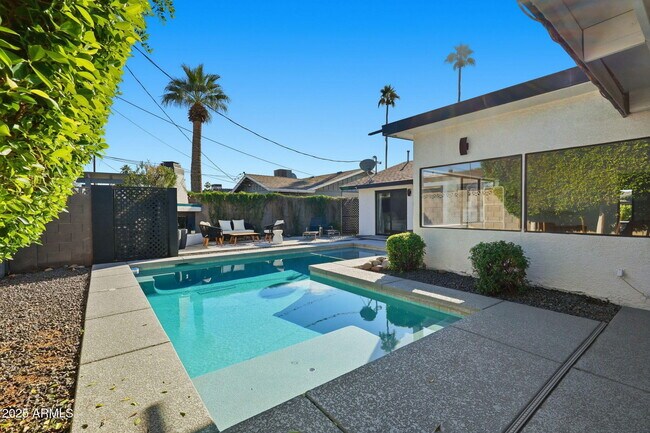 Building Photo - 8614 E Jackrabbit Rd