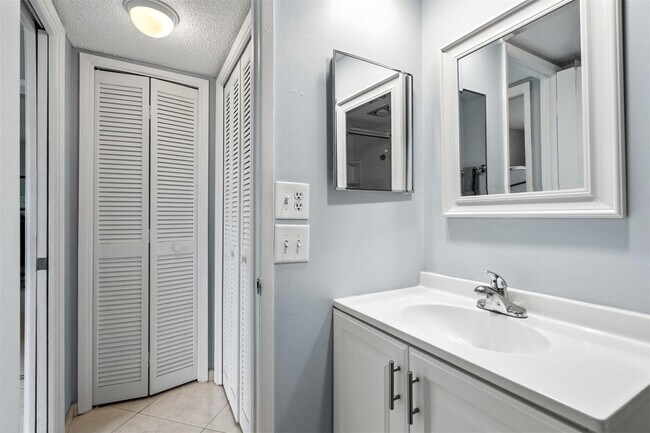 Building Photo - 3151 S Palm Aire Dr