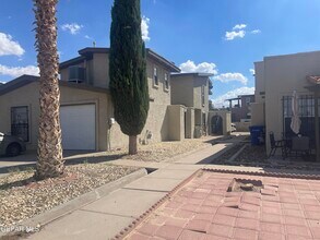 Building Photo - 10640 Cuatro Vistas Dr