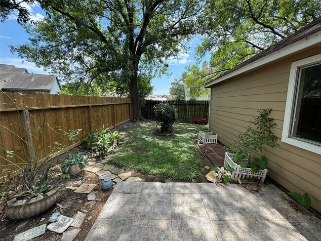 Building Photo - 1511 Ridgebriar Dr