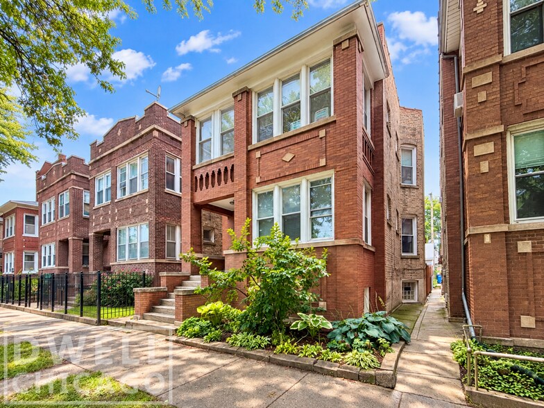 Building Photo - 3324 W Wilson Ave
