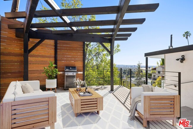 Building Photo - 1788 N Orange Grove Ave