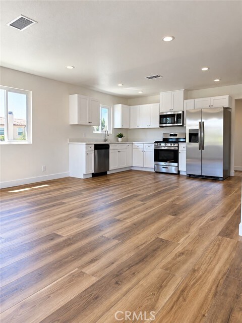 Building Photo - 1040 El Camino Dr