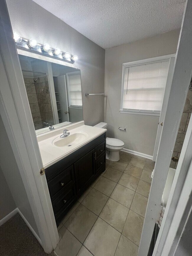 Building Photo - COMING SOON!!! 3 bed 1.5 bath TOWNHOME!!