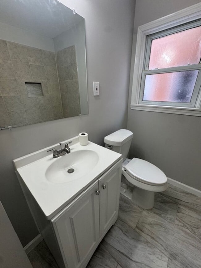 Building Photo - Four Bedrooms!