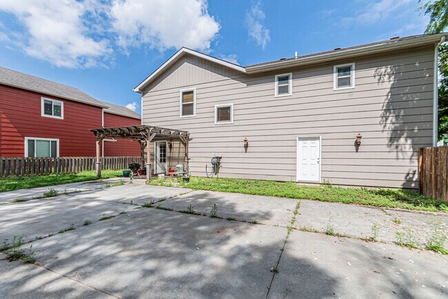 Building Photo - Spacious single family home