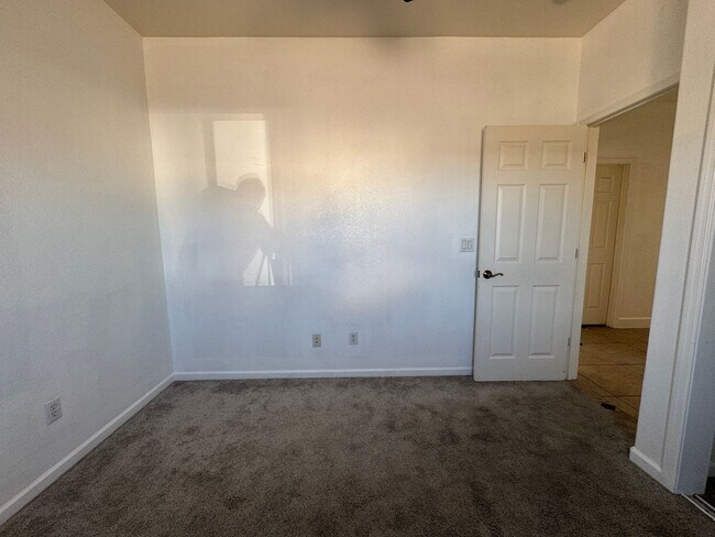 Building Photo - 3br 2ba Home with Garage and Yard near Rot...