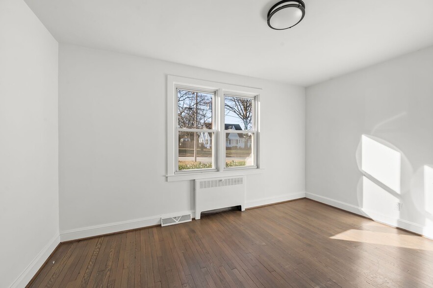 Building Photo - 3223 Anderson Dr