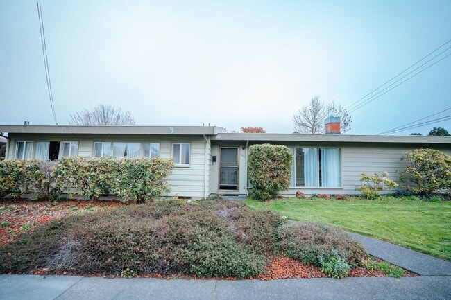 Building Photo - 3BD/2BD Home Located next to the Hospital in Eureka!