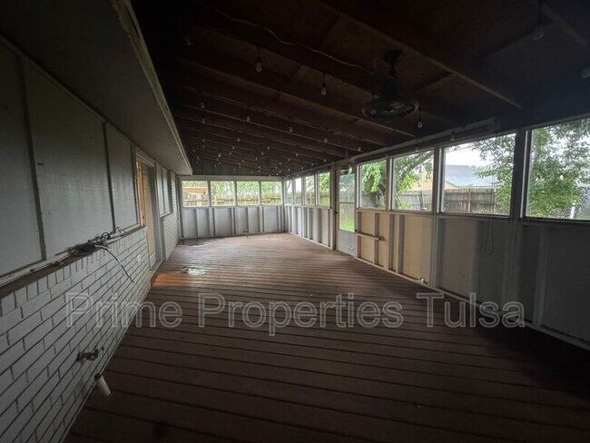 Building Photo - 5716 S Elm Ave