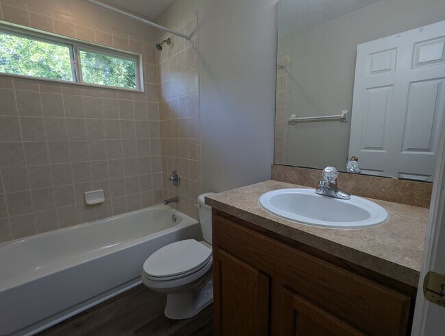 Building Photo - GREAT 3/2 Duplex READY FOR IMMEDIATE MOVE-...
