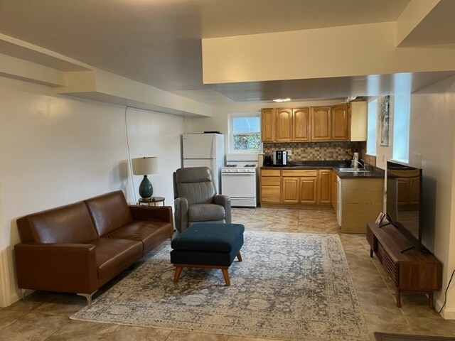 Primary Photo - 8 Blackford Ave