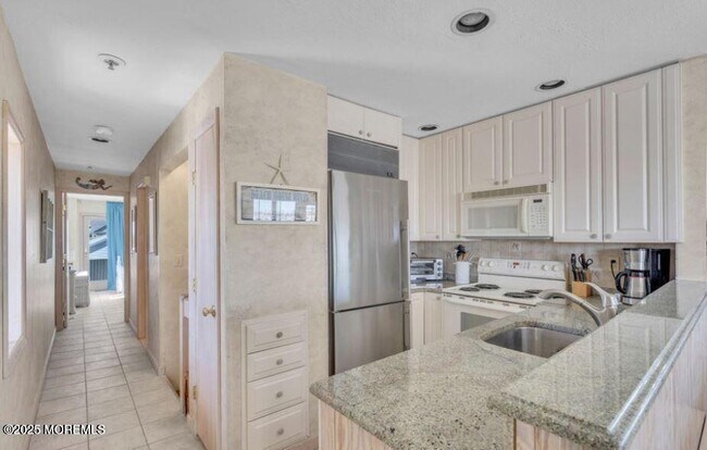 Building Photo - 2108 S Ocean Ave