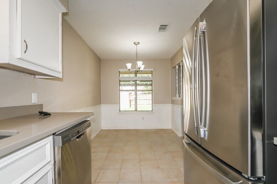 Building Photo - 302 Memorial Dr