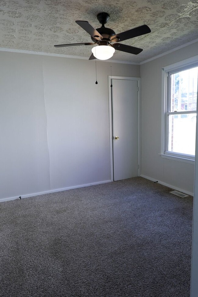 Building Photo - Charming 3 Bedroom Brick Home