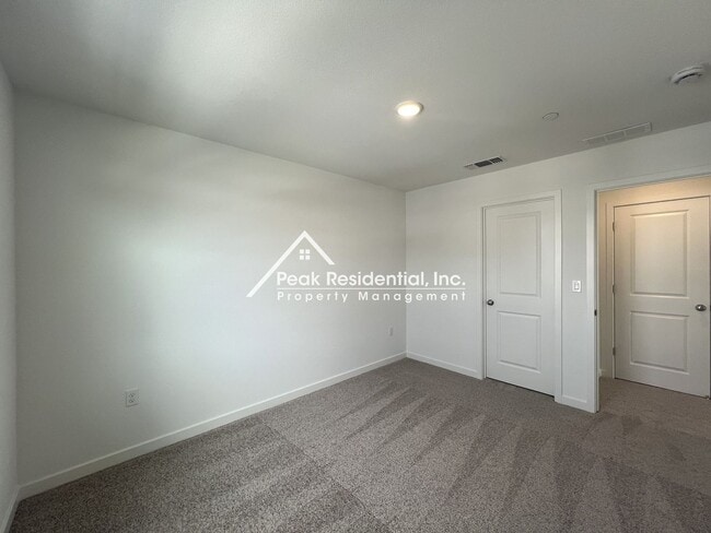 Building Photo - Newer Sacramento 4bd/2.5ba Home!