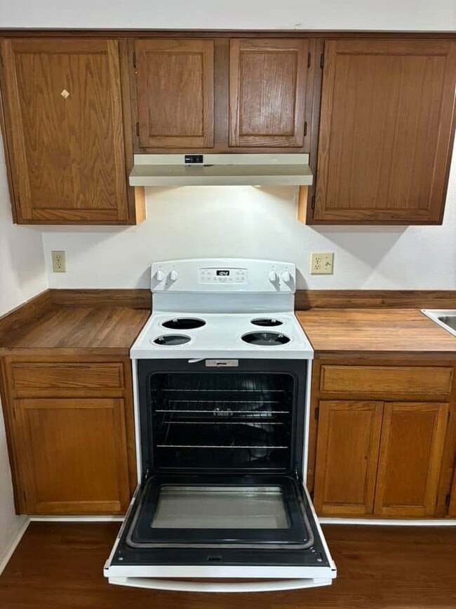 Building Photo - 321 E Primrose Ln