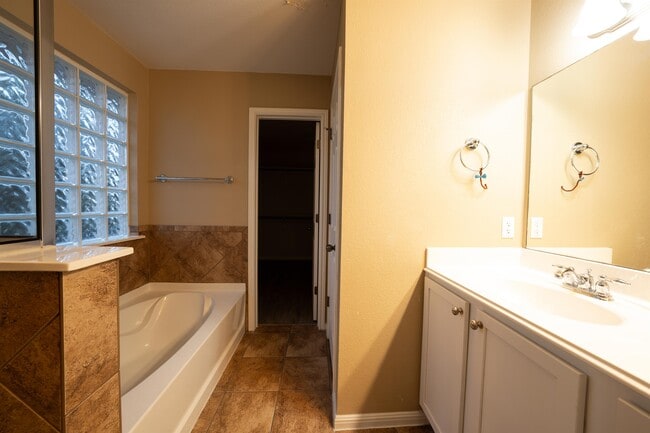 Building Photo - 9517 Eagle Knoll Dr