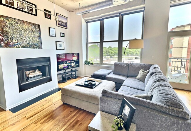 60-in smart TV, high ceilings, large windows, tons of natural light - 6 S Laflin St