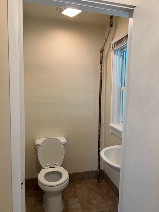 Building Photo - 2 Bedroom , 1.5 Bathroom in Lake Neighborhood! Act Quickly, This One Won't Last Long!