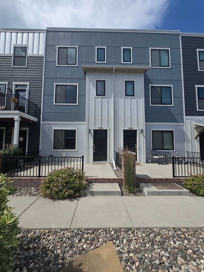 Building Photo - Beautiful 2 bed 1.5 bath townhome