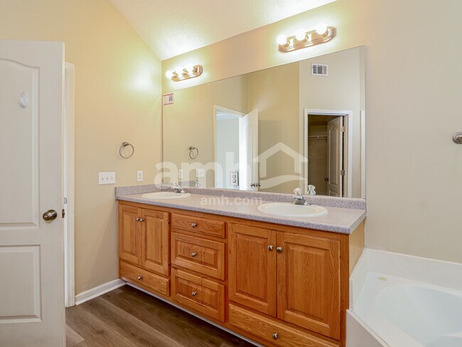 Building Photo - 154 Jamestown Dr