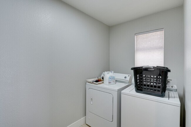 Building Photo - Cozy 3-Bed Home with Pool & Fireplace in P...