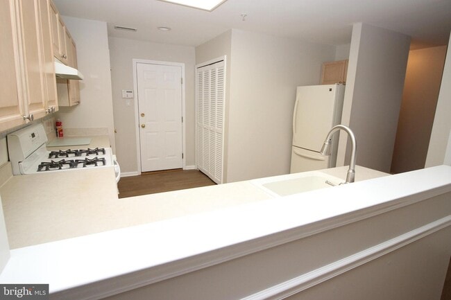 Building Photo - 1004 Julian Dr W